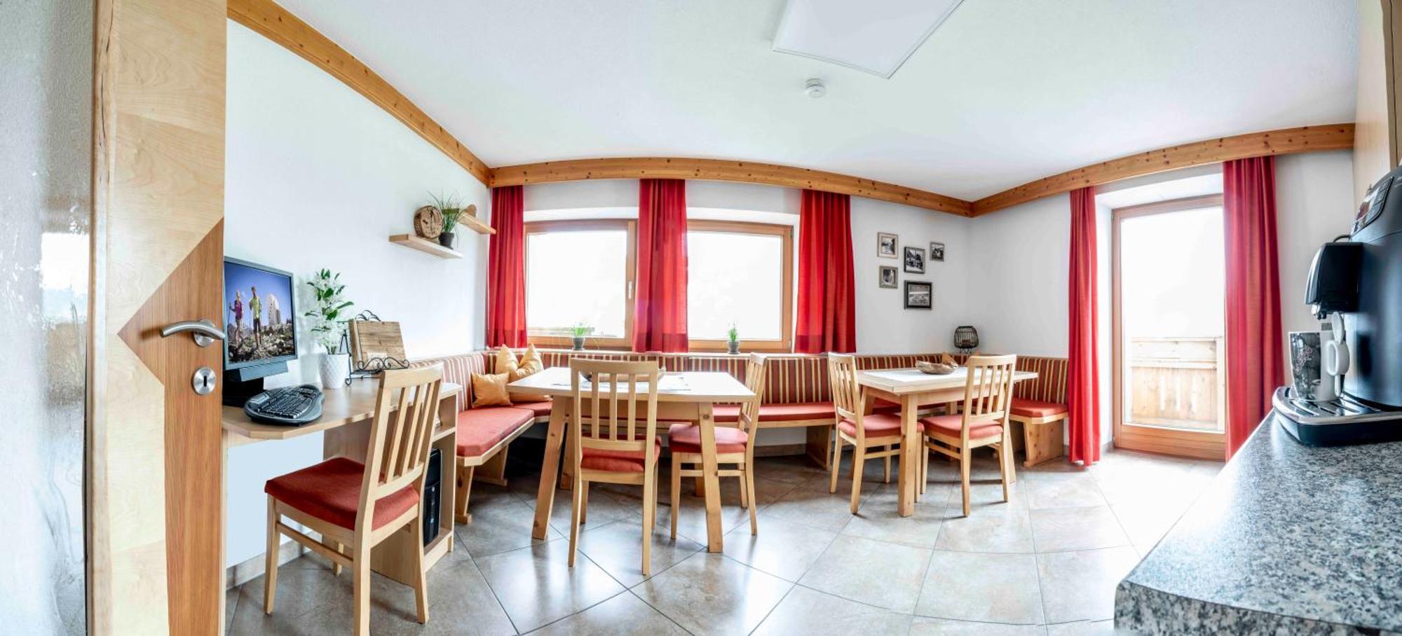 Kinderbauernhof Ierzerhof Arzl im Pitztal Esterno foto