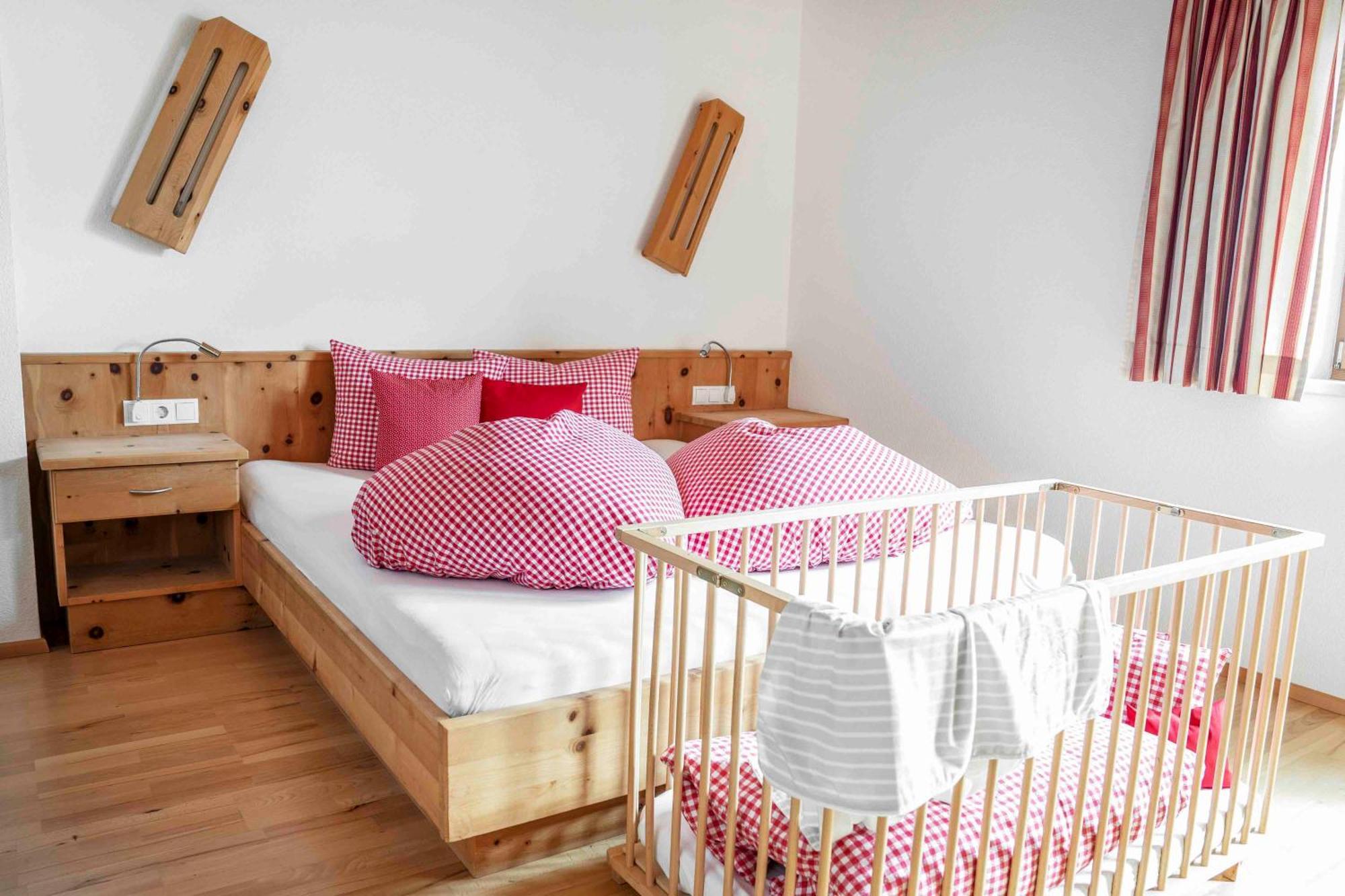 Kinderbauernhof Ierzerhof Arzl im Pitztal Esterno foto